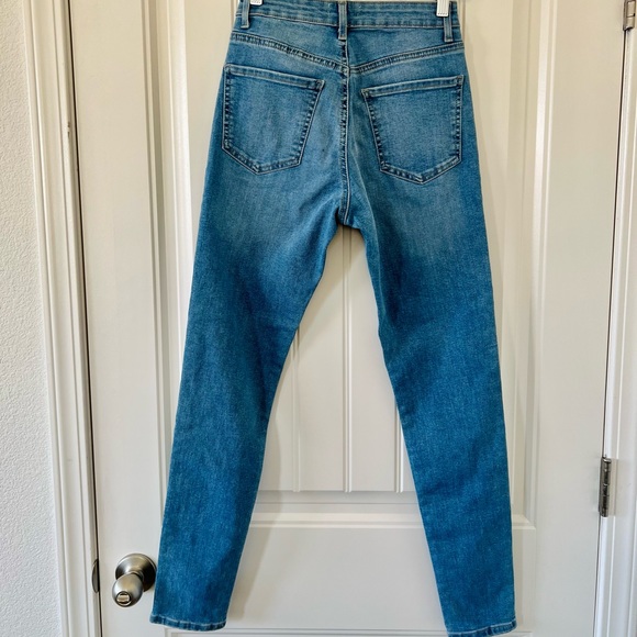 Forever 21 Essential Mid Rise Medium Wash 5-Pocket Sculpting Stretch Skinny Jean - Picture 7 of 11